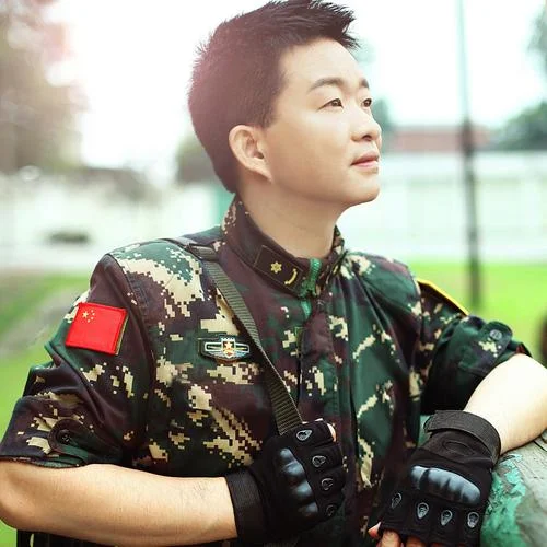 當(dāng)你的秀發(fā)拂過(guò)我的鋼槍-小曾