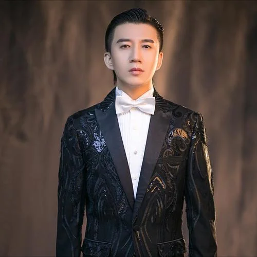 我想出去走一走，帶上夢想和美酒，忘掉壓力和憂愁，看看遠方大宇宙。躺在沙灘看海鷗他像海風般自由……-潘旭