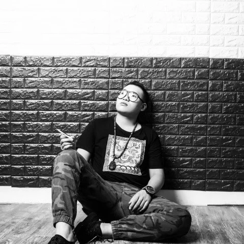 南方姑娘-伴奏-何苦苦