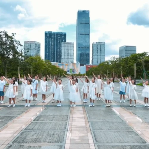 把未来点亮 (cover: 李昕融)-增城小海豚童声合唱团